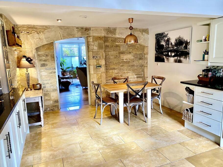 Historic Cotswold Chic Style For Uk Staycation Bourton-on-the-Water Kültér fotó
